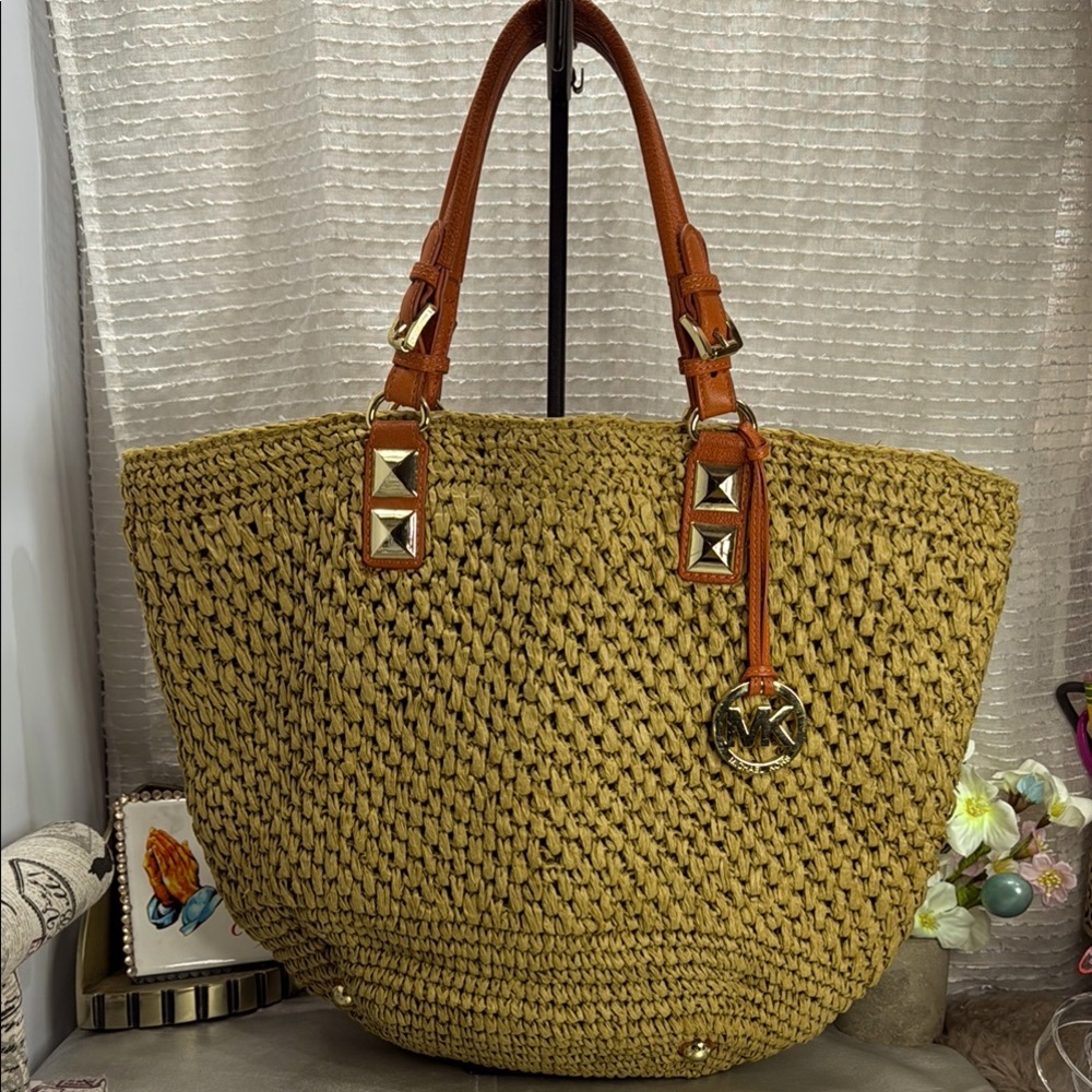 (P4) MICHAEL Michael Kors
Santori raffia and leather basket bag in beige/orange